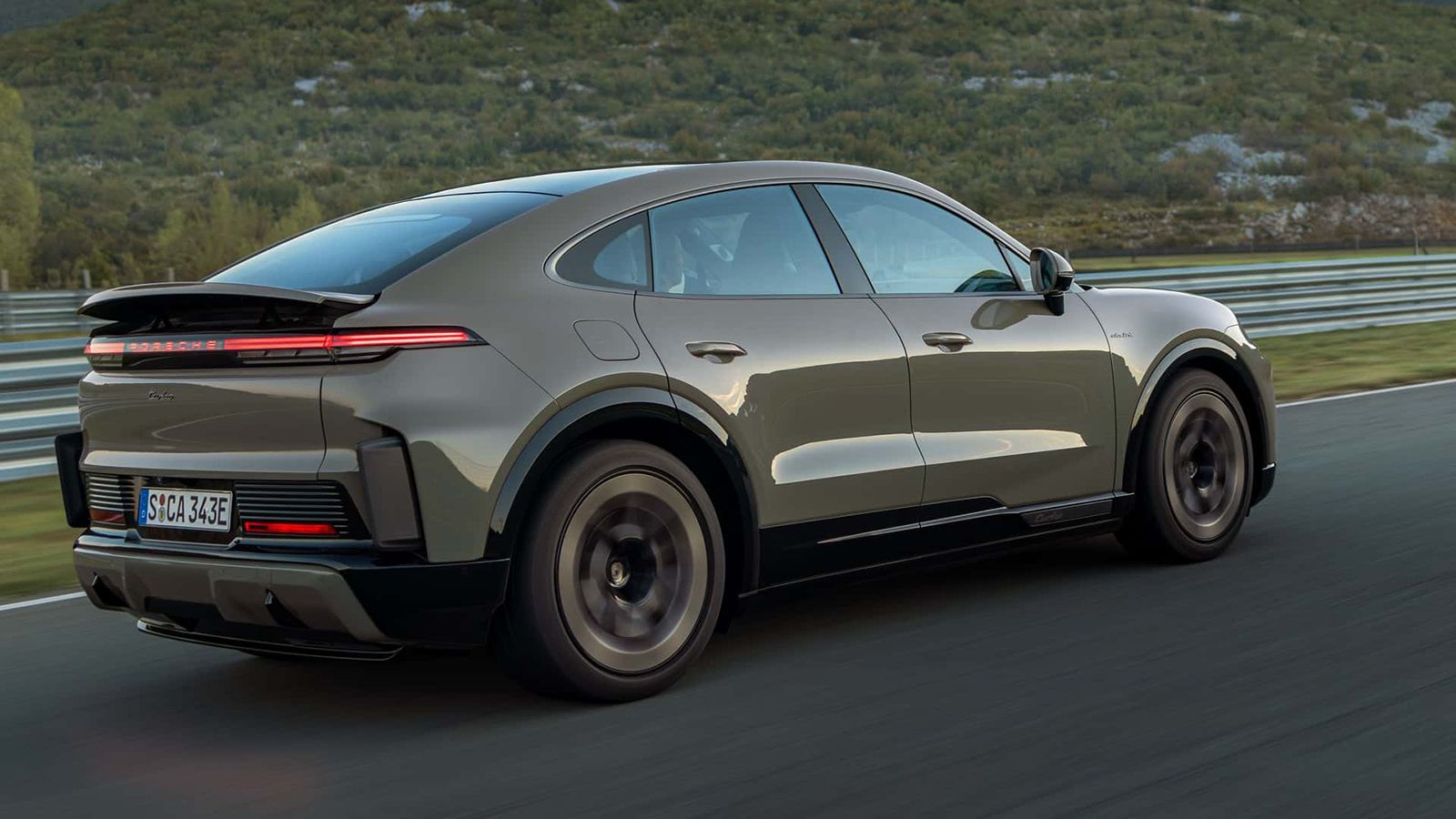 Η κορυφαία Cayenne Turbo Coupé Electric κάνει το 0-100 χλμ./ώρα σε 2,5 δευτερόλεπτά, ενώ έχει τελική ταχύτητα 260 χλμ./ώρα.
